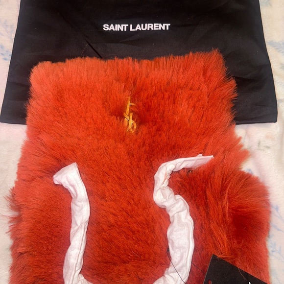 Saint Laurent Small Kate Reversible Shoulder Bag in a vibrant poppy red - Picture 9 of 10